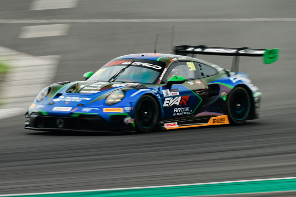 Absolute Racing Survive Tough Weekend to Retain Championship Lead
